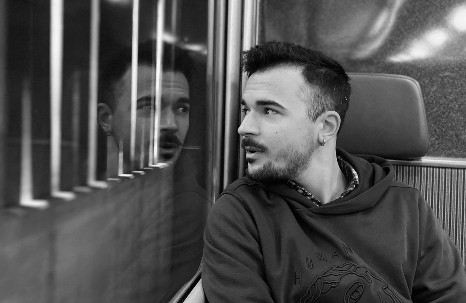 Ritratto in bianco e nero di Emanuele Cornati, psicologo clinico a Como